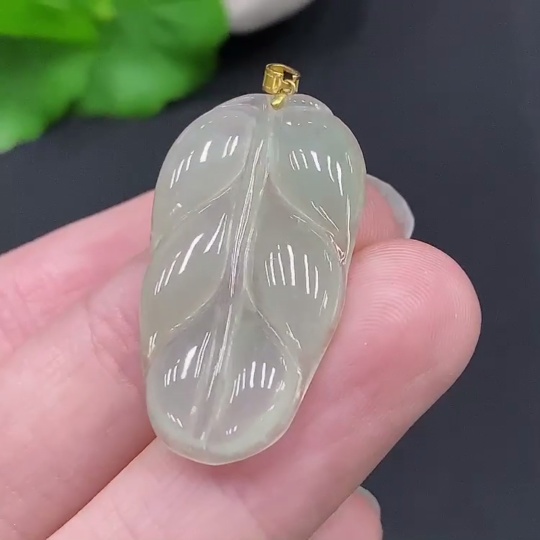 F29337783 Jadeite Leaf Ppendant with 18k Gold Clasp, Total Weight Approx. 3.6g