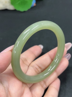 H46520510 和田玉圆条手镯 圈口53.5 货品总重约32g