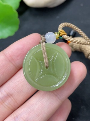 H42956638 和田玉挂件   钱币  货品总重约（含绳）14.3g