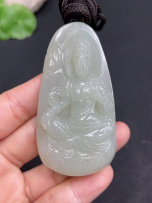 H36259207 和田玉籽料挂件   观音  皮色成因未定   货品总重约（含绳）67.3g