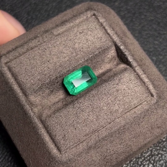 C34008015 Emerald Rough Stone Clarity Enhanced Total Weight Approx. 2.48 Carats