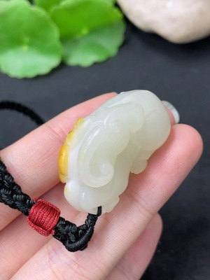 H46503214 和田玉挂件    羊  皮色成因未定   货品总重约（含绳）26.3g