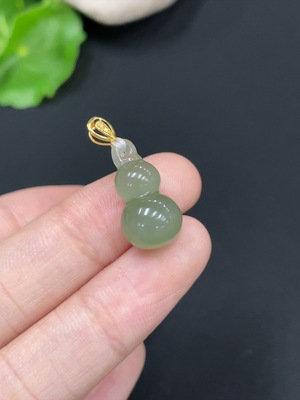 H29412153 Hetian Jade Pendant Gourd with 18k Gold Clasp Total Weight Approx. 2g