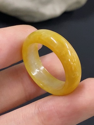 F42985977 翡翠指环 圈口18  颜色成因未定 货品总重约3.96g