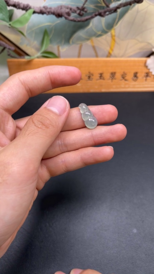 F35088648 Jadeite auspicious bean inlay piece with a total weight of approximately 1.42g