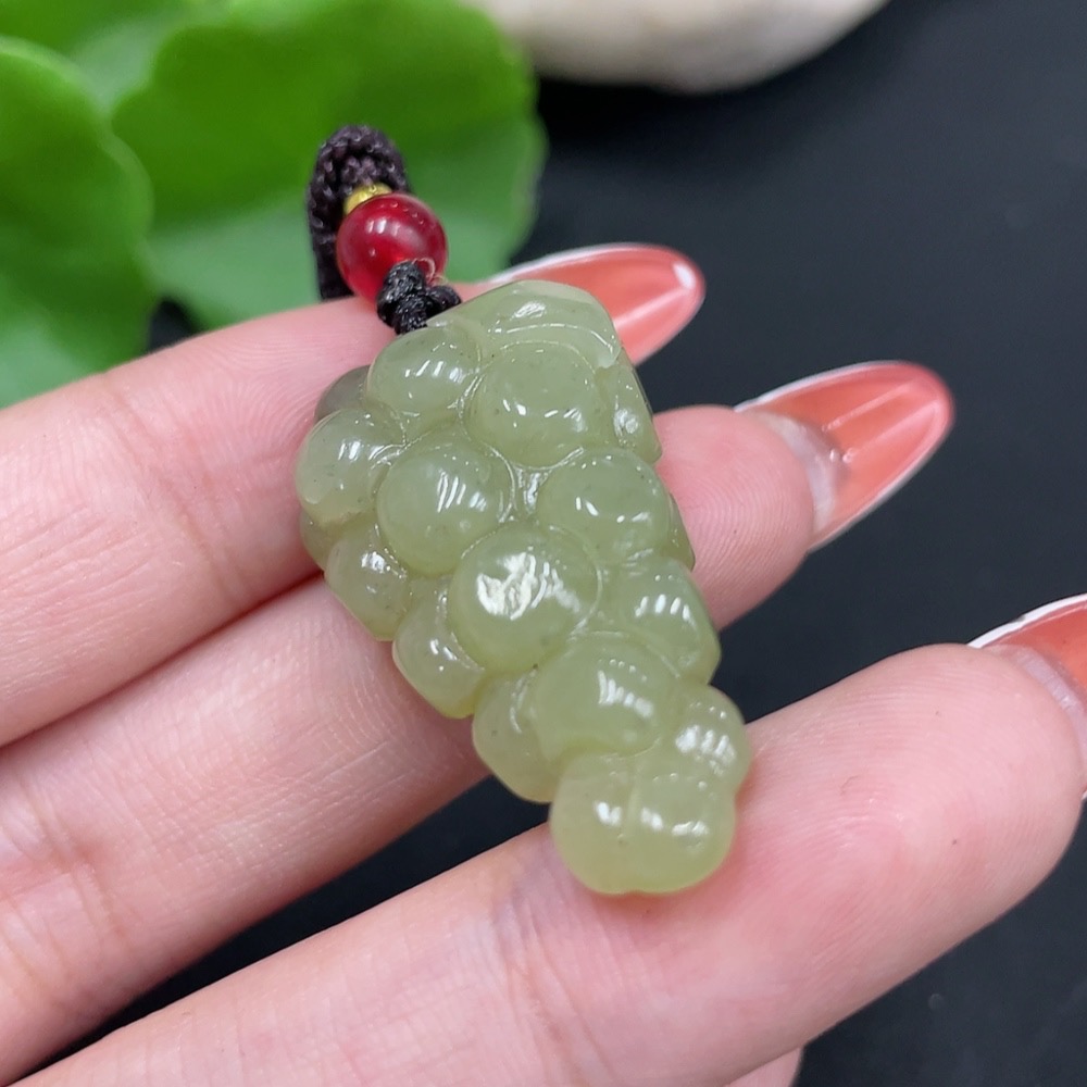 H34017003 Hetian Jade Pendant Grape