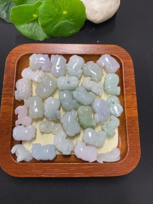 F46533177 翡翠挂件一手走 货品含袋总重约107.2克