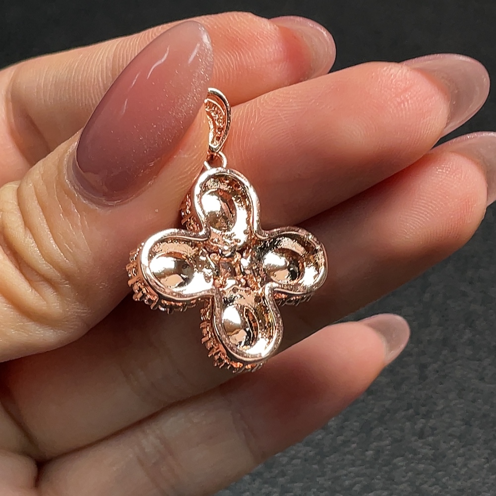 C30470639 'Nanhong Agate Pendant  Non-gold  Total Weight Approx. 4.66g'