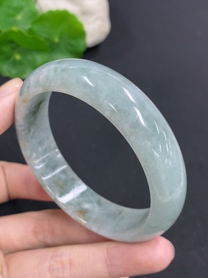F39600475 翡翠正圈手镯 货品总重量约65.2克 圈口57