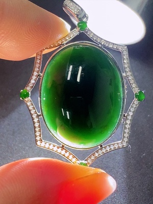 F35088181 Jadeite Bezel-set Cabochon Pendant in 18k Gold with Diamond Accents, Total Weight Approx. 5.425g