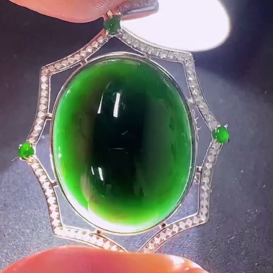 F35088181 Jadeite Bezel-set Cabochon Pendant in 18k Gold with Diamond Accents, Total Weight Approx. 5.425g