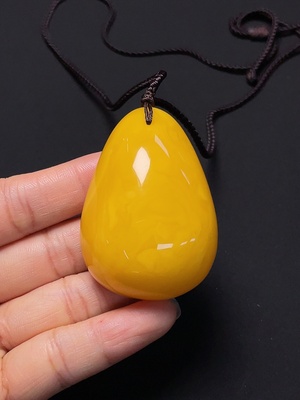 C46537226 琥珀蜜蜡挂件 货品含绳总重约26.33克