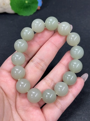 H41922621 和田玉手串 卡13.7mm左右 货品总重约65.2g
