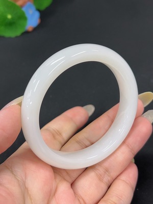 H41947195 和田玉正圈手镯 圈口55.6 货品总重约49.8g