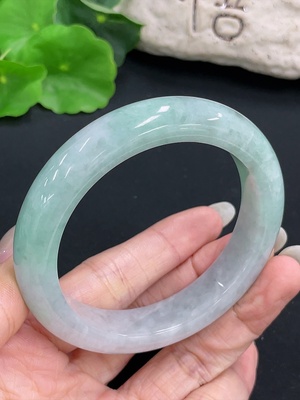F42970028 翡翠正圈手镯 货品总重约66.9g  圈口57.3