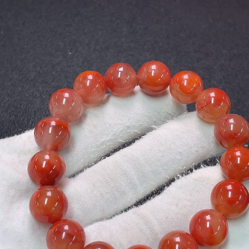 C34949764 Red Agate Bracelet with Visible Organic Matter, Total Weight Approximately 46.8g, Size About 12.7mm