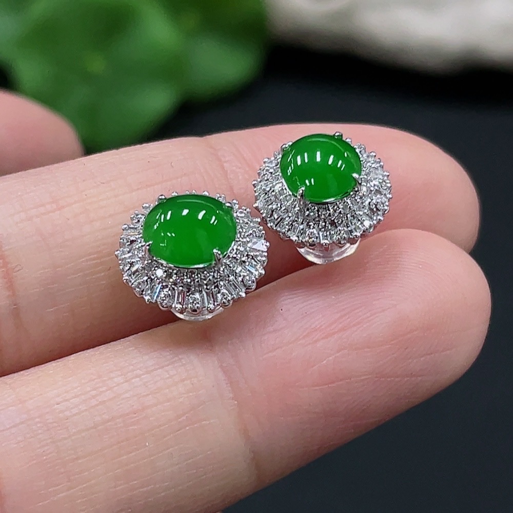 F26031151 Jadeite Cabochon Earrings Set in 18K Gold, Total Weight Approx. 2.6g