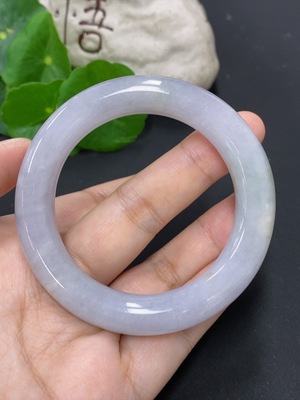F46616030 翡翠圆条手镯 货品总重量约68.5克 圈口52
