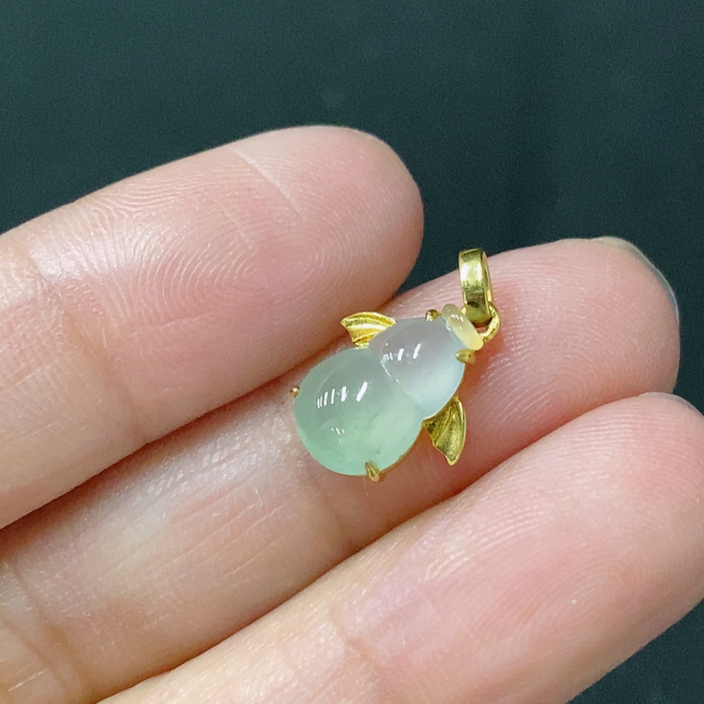 F24700922 Jadeite inlaid calabash pendant 18k gold inlaid total weight approx. 0.91g