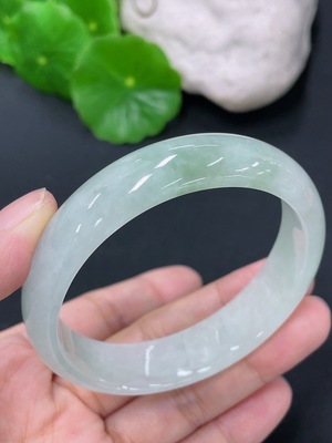 F41934111 翡翠贵妃手镯 圈口54.5/48mm 货品总约重41g