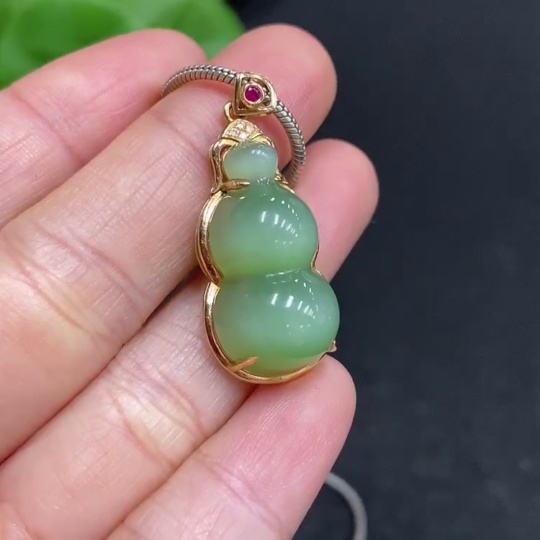 H32812809 Hetian Jade Inlaid Gourd with 18K Gold and Non-Gold Chain (Total Weight Approx. 11.3g, Chain Non-Removable)