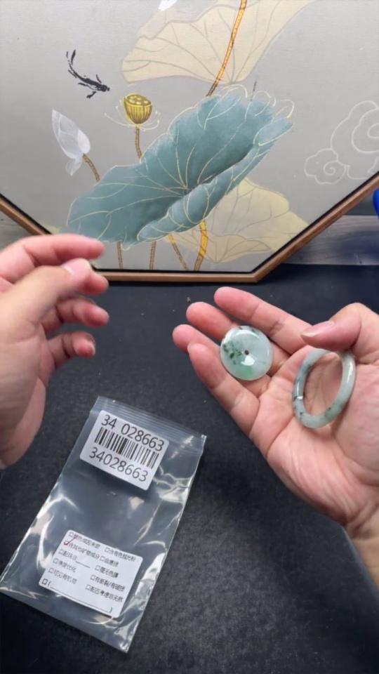 F34028663 Jadeite mother-and-child button set containing other mineral components