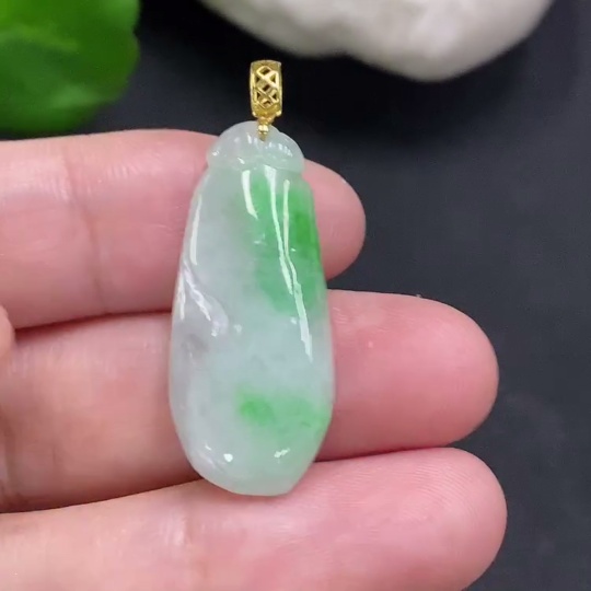 F34022279 Jadeite Auspicious Melon Pendant with 18K Gold Clasp, Total Weight Approximately 3.4g