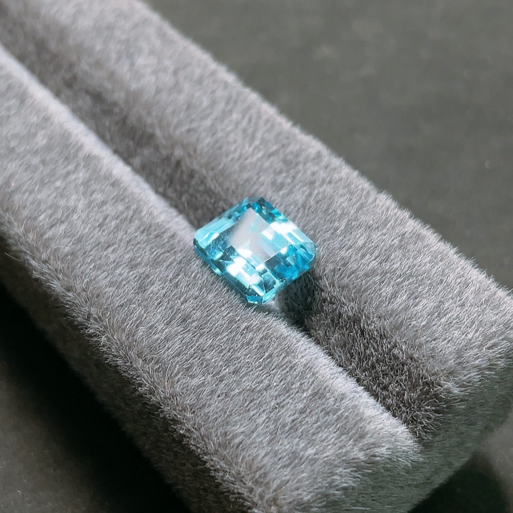 C32765769 Topaz Rough Stone, Color Origin Undetermined, Total Weight Approximately 6.50 Carats
