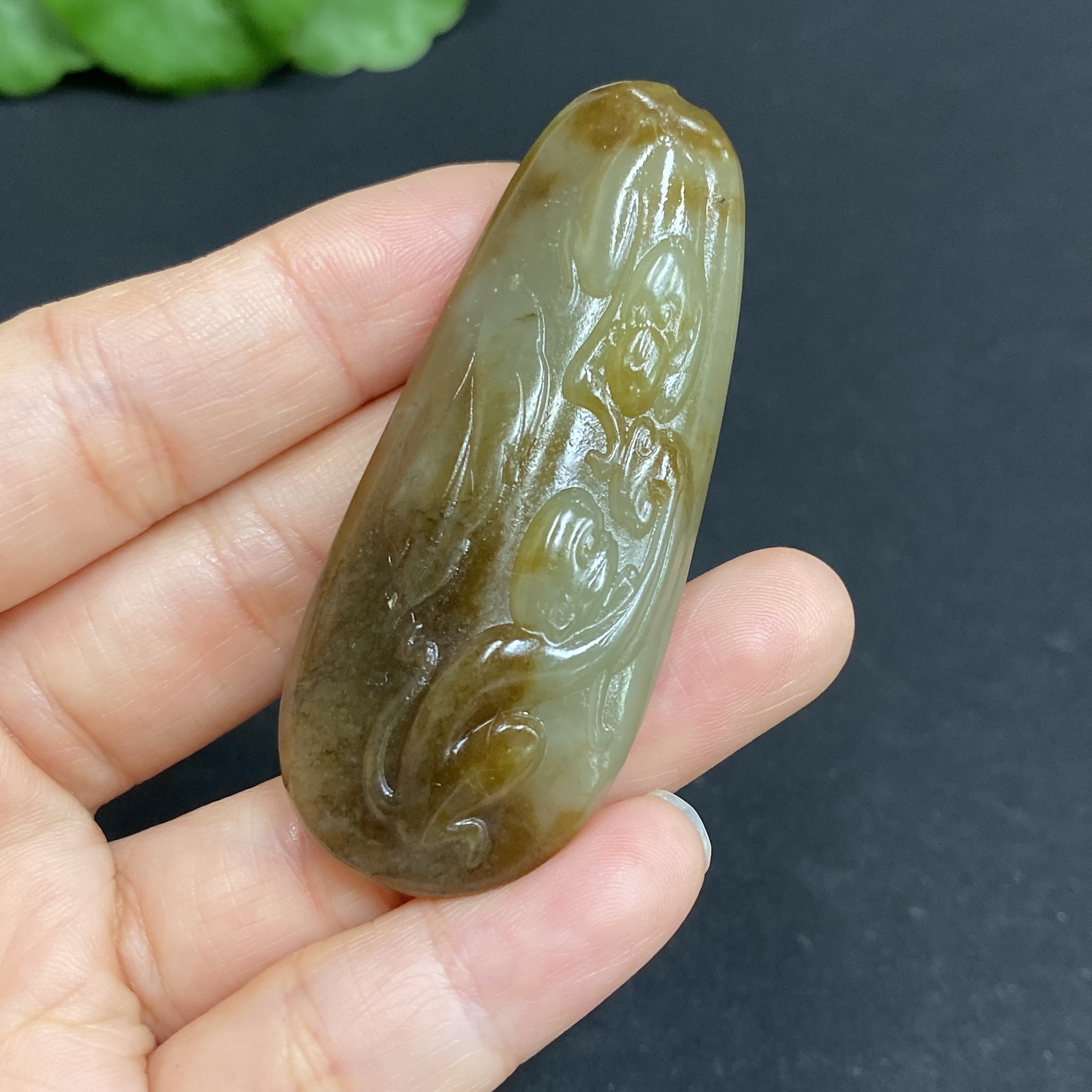 H32813924 Hetian Jade Pendant - Auspicious Monkey Offering Blessings