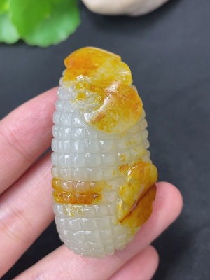 H41945592 和田玉挂件 玉米 皮色成因未定    货品总重约45.3g