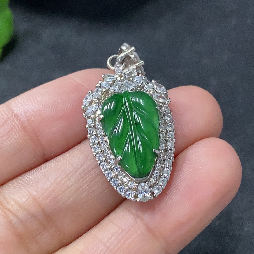 F33913392 Jadeite Inlaid Leaf Pendant Non-Gold Total Weight Approx. 3.8g