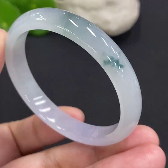 F31684588 Jadeite regular bangle, size 46, total weight approximately 20.3g