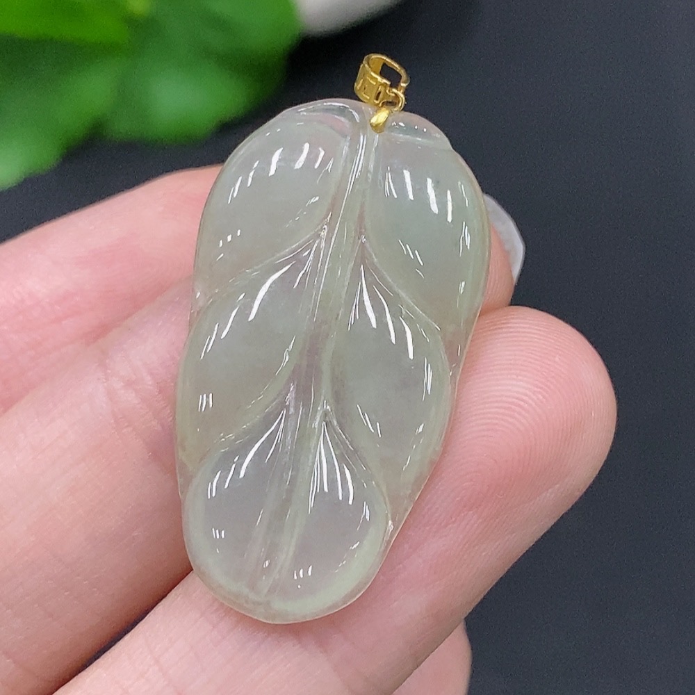 F29337783 Jadeite Leaf Ppendant with 18k Gold Clasp, Total Weight Approx. 3.6g