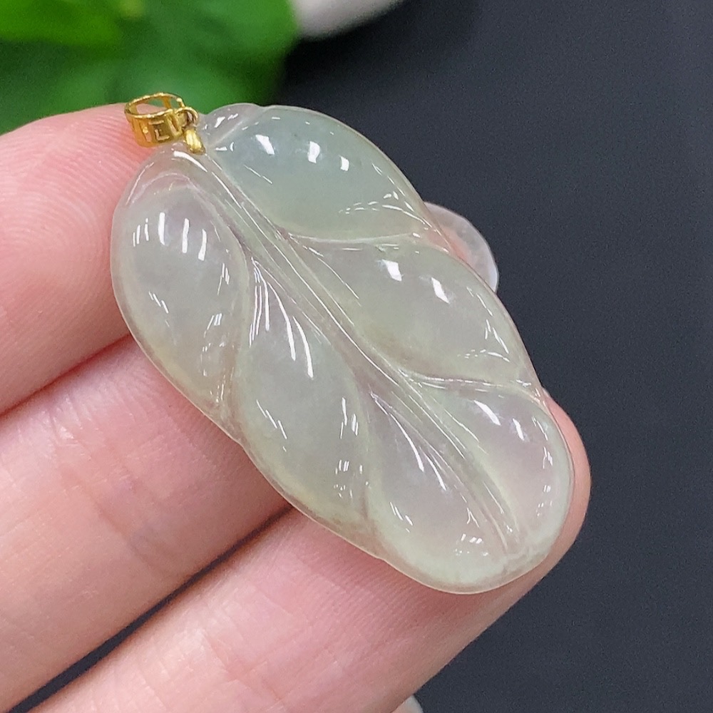 F29337783 Jadeite Leaf Ppendant with 18k Gold Clasp, Total Weight Approx. 3.6g