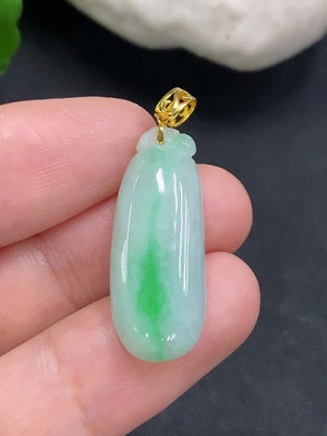 F34022276 Jadeite Auspicious Melon Pendant with 18K Gold Clasp, Total Weight Approx. 3.7g