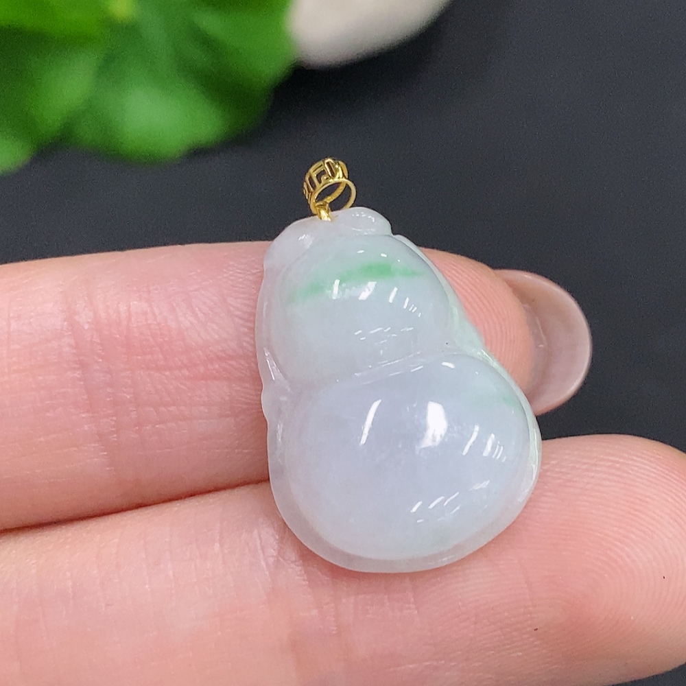 F34060496 Jadeite Gourd Pendant with 18K Gold Clasp, Total Weight Approximately 2.7g
