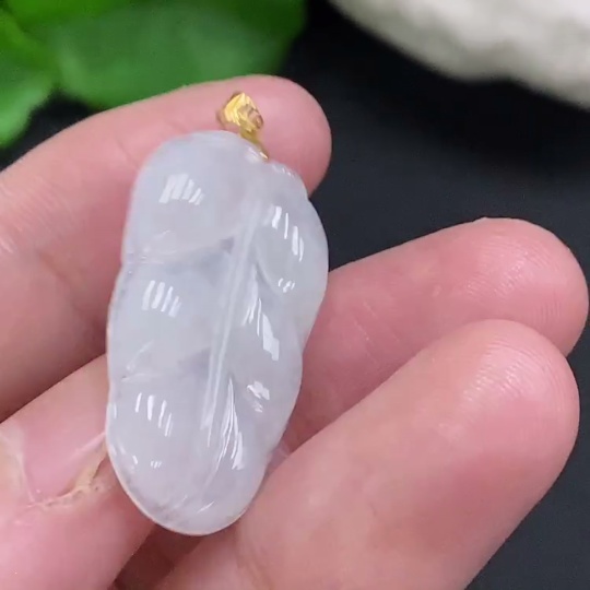 F34049829 Jadeite Leaf Pendant with 18K Gold Clasp, Total Weight Approximately 3.2g