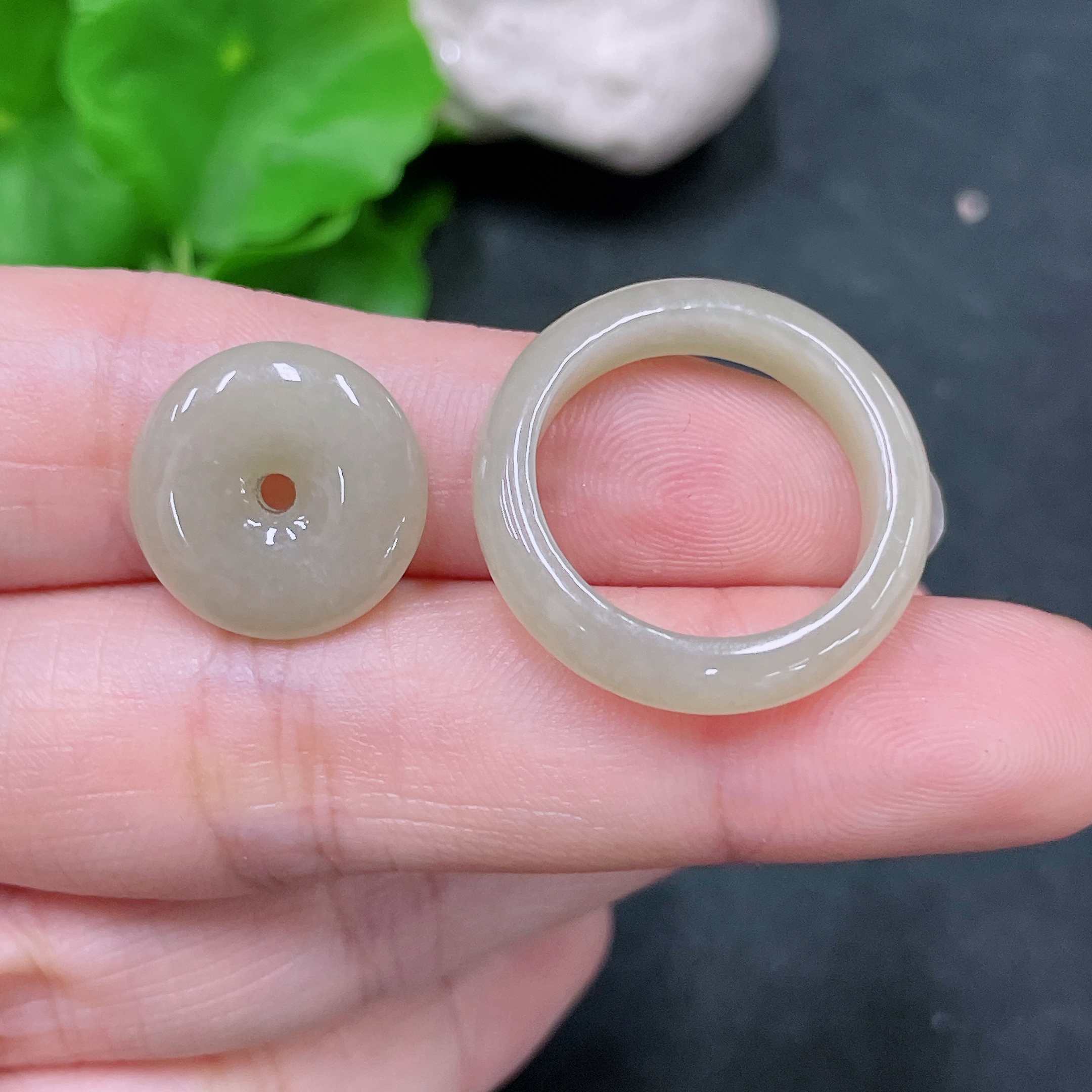 F32779778 Jadeite Pendant Mother-and-Child Buckle Color Origin Undetermined Total Weight Approximately 5.32g