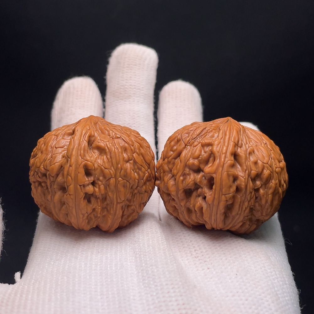 W34988942 Walnut Total weight approx. 31.85g Size approx. 37.2mm