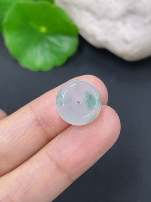 F41906354 翡翠挂件平安扣 货品总约重2.35g