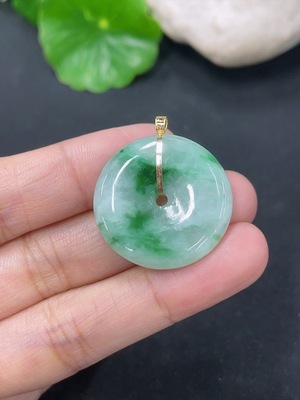 F46550993 翡翠挂件平安扣 18k 货品总约重5.85g 含其他矿物质成分