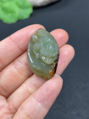 H42954028 和田玉挂件    三脚金蟾   货品总重约12.6g     皮色成因未定