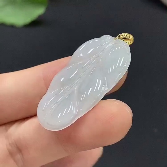 F16744768 Jadeite Leaf Pendant (18k Gold Clasp)