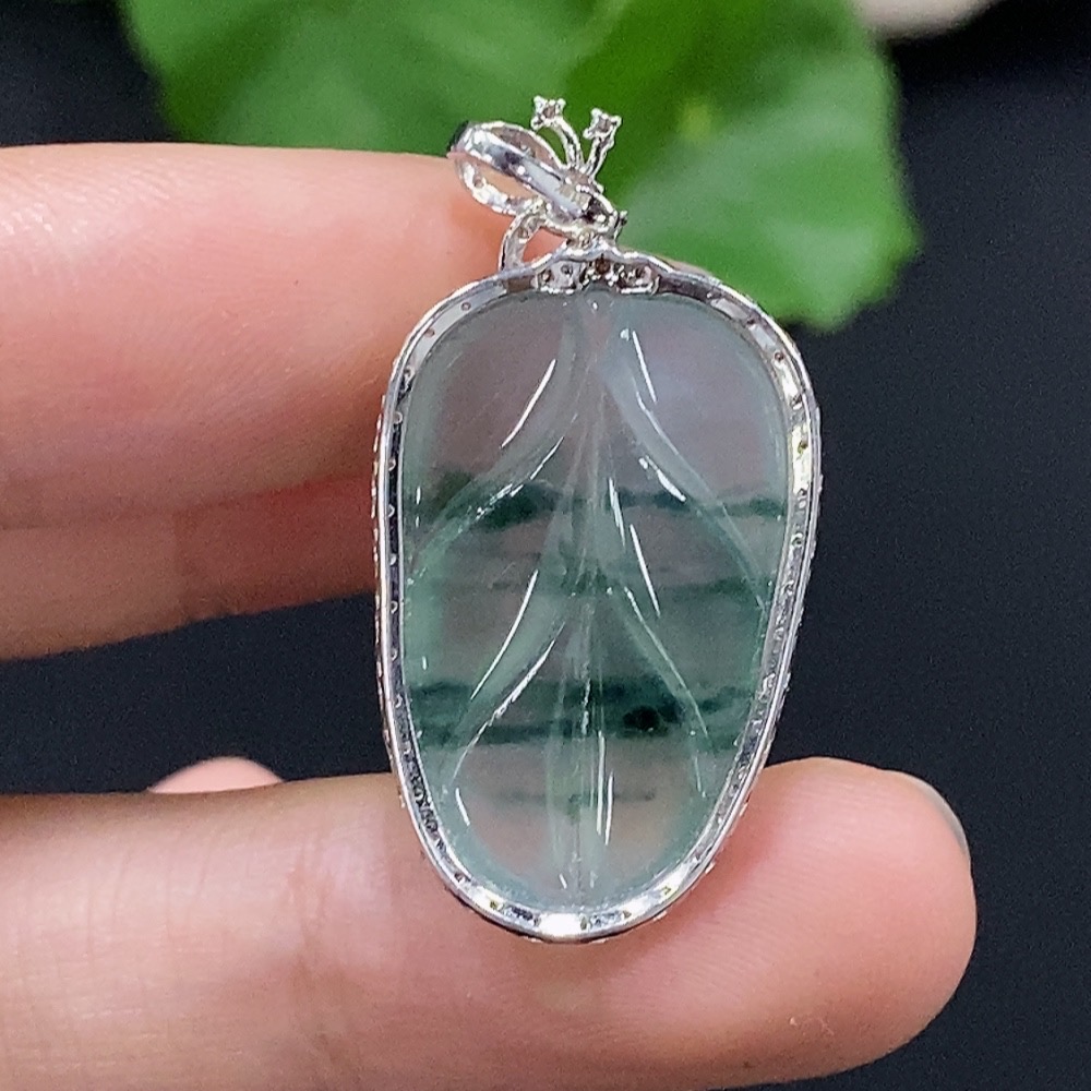 F32753791 Jadeite leaf inlaid pendant 18K gold, total weight approx. 3.94g