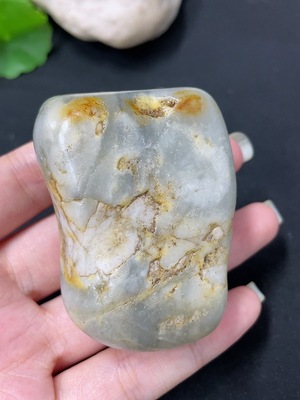 H45463258 和田玉  皮色成因未定  含其他矿物成分 货品总重约152.4g