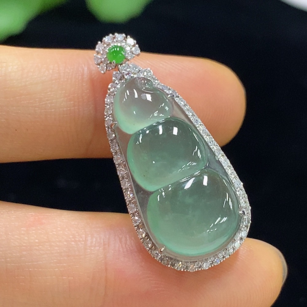F35114194 Jadeite Lucky Bean Pendant Set in 18k Gold with Diamond Accents, Total Weight Approximately 3.55g