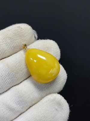 C46535051 琥珀蜜蜡挂件 18k金 货品总重约2.65g