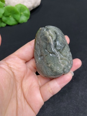 H34037203 和田玉挂件     荷叶鱼       货品总重约88.9g   皮色成因未定