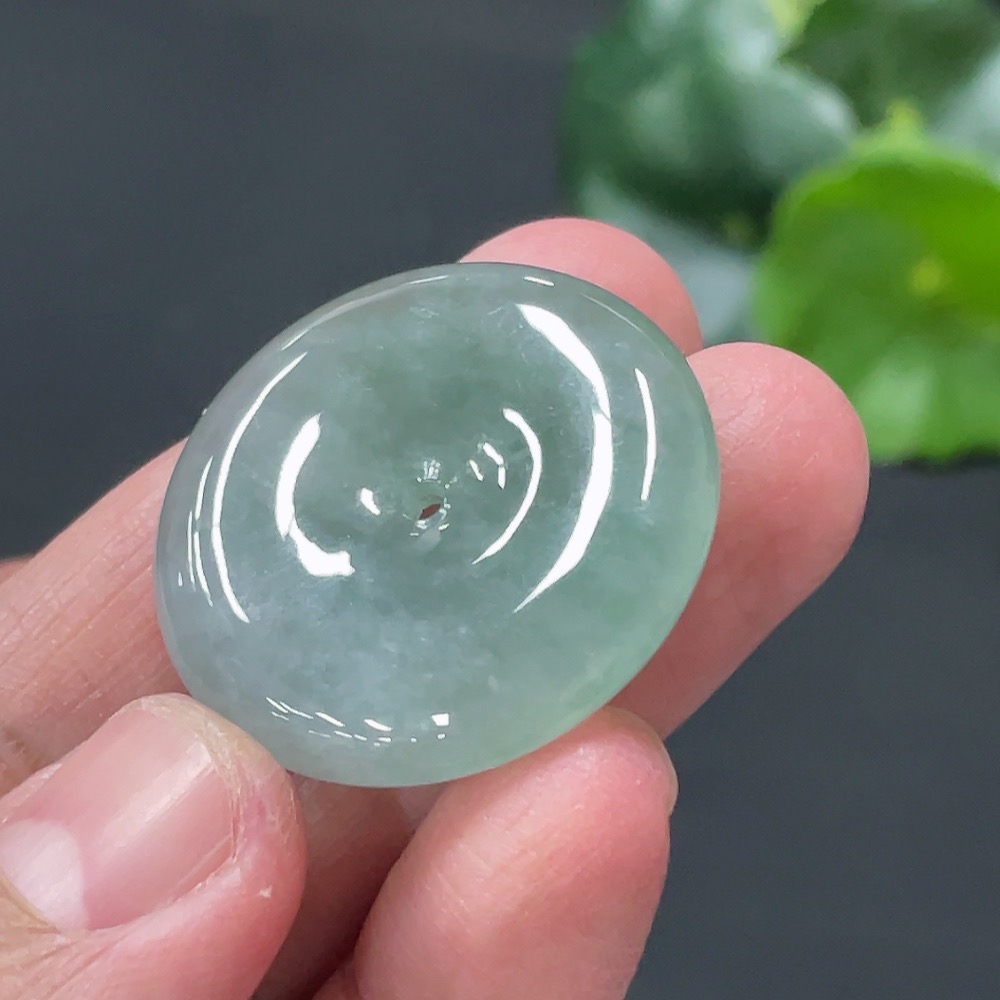 F24773445 Jadeite Peace Knot Pendant, Approx. 10.4g