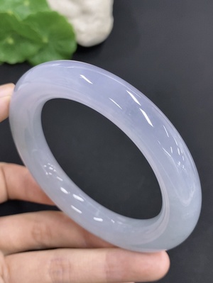 F43106825 翡翠圆条手镯 货品总重量约80克 圈口57